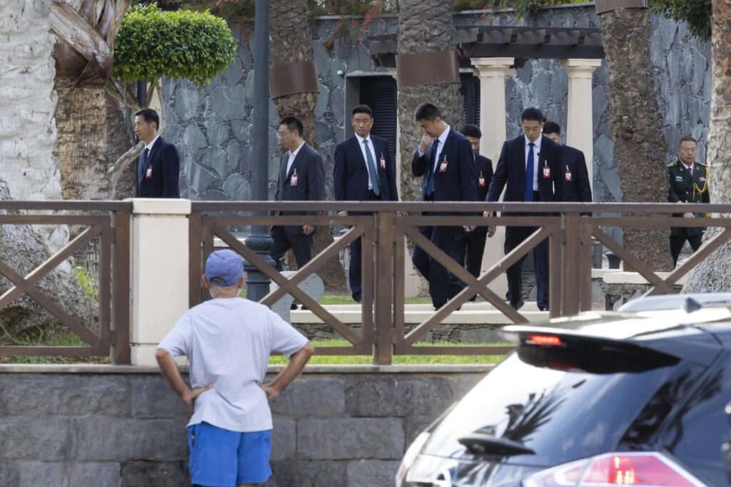 El presidente de la República Popular China, Xi Jinping, se encuentra en Las Palmas de Gran Canaria en una escala de su viaje a Perú donde tiene previsto asistir a la cumbre de líderes del Foro de Cooperación Económica de Asia-Pacífico. Durante su estancia el mandatario chino se aloja en el Hotel Santa Catalina, en medio de un amplio dispositivo de seguridad/EFE