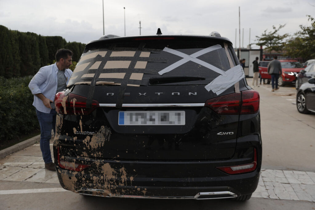 Imagen del coche oficial de Pedro Sánchez tras los disturbios generados por su visita en Paiporta, Valencia