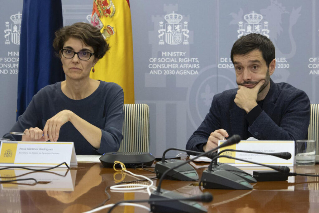 El ministro de Derechos Sociales y Consumo, Pablo Bustinduy (d), junto a la secretaria de Estado de Derechos Sociales, Rosa Martínez (i), durante la reunión telemática que han mantenido con la vicepresidenta segunda y consellera de Servicios Sociales, Igualdad y Vivienda de la Generalitat Valenciana, Susana Camarero, para coordinar medidas de emergencia, este lunes en Madrid/EFE