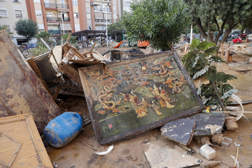 Varios muebles y elementos de decoración dañados en Paiporta, Valencia, este lunes. La provincia de Valencia intenta retomar la actividad laboral y las clases en los colegios mientras continúan de forma intensa las labores de búsqueda de desaparecidos, de abastecimiento y atención a los damnificados, y de la limpieza de las calles y bajos de numerosos municipios, sobre los que ha vuelto a llover este domingo. EFE