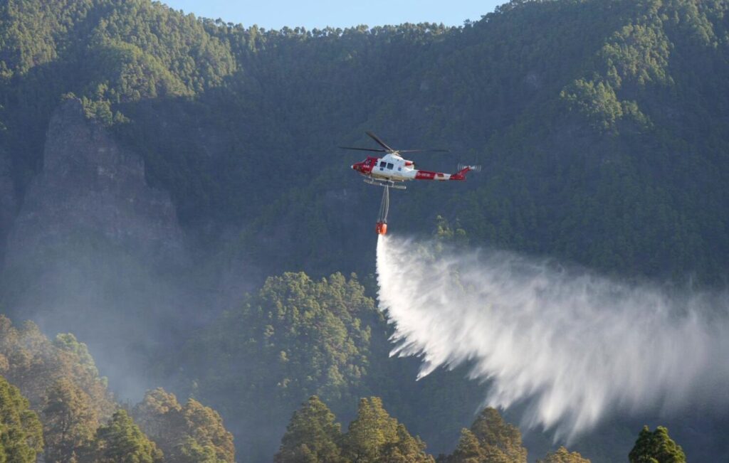 Helicóptero descargando agua en el incendio de El Paso. Imagen Gobierno de Canarias