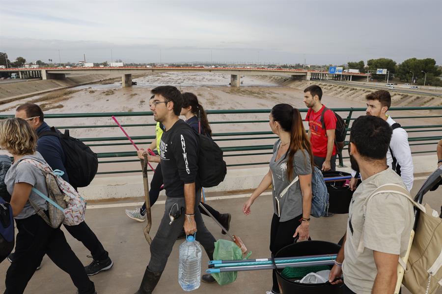 Miles de personas se desplazan desde Valencia a La Torre para ayudar a los afectados por las inundaciones causadas por la DANA, este viernes. La búsqueda de desaparecidos, la identificación de víctimas mortales, las tareas de limpieza y la reparación de infraestructuras continúan tres días después de las inundaciones que han asolado la provincia de Valencia, en una jornada en la que el Gobierno envía a 500 militares más, que se sumarán a las 1.200 efectivos de la Unidad Militar de Emergencias (UME), para actuar en Utiel, Requena, Riba-roja, Torrent, Paiporta y Algemesí. EFE/Ana Escobar
