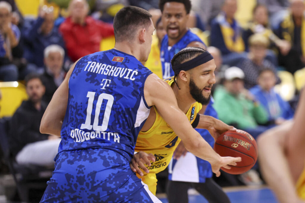 El jugador del Dreamland Gran Canaria George Conditt IV (d) y el jugador del equipo montenegrino Buducnost Voli Podgorica, Nikola Tanaskovic (i) durante el partido de la undécima jornada de la Eurocopa que ambos equipos disputaron este miércoles en el Gran Canaria Arena, en Las Palmas de Gran Canaria. EFE/ Elvira Urquijo A.