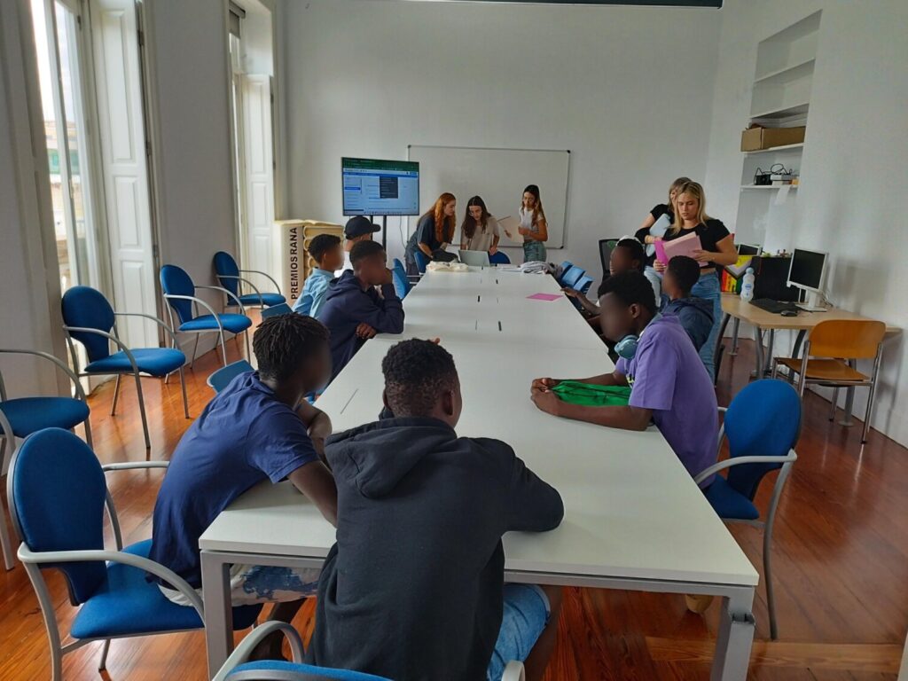 Estudiantes de traducción enseñan español a menores migrantes en Gran Canaria. Una de las clases del proyecto Inmersión lingüística y Competencias clave para Menores Migrantes/ Ayuntamiento de Arucas