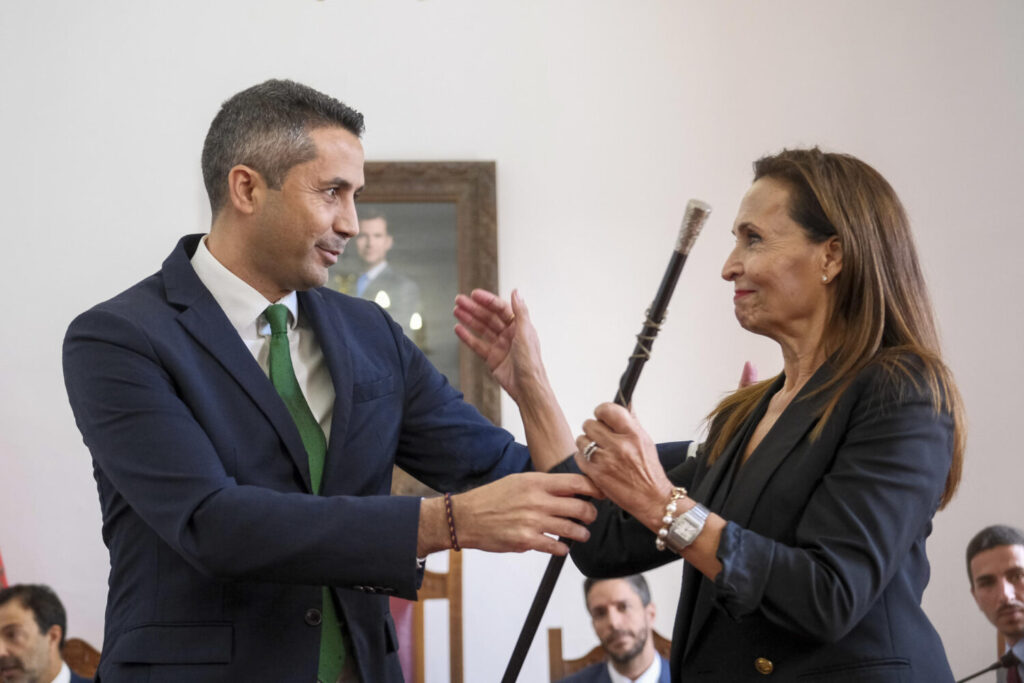 El alcalde saliente, Jesús Gonzáles entrega el bastón de mando de Gáldar a la nueva alcaldesa del municipio