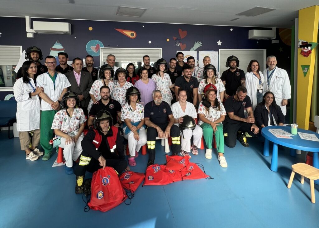 Los Bomberos de Tenerife visitan el Hospital La Candelaria. Foto del personal del Hospital de La Candelaria junto a los bomberos durante su visita por navidad/ Gobierno de Canarias.