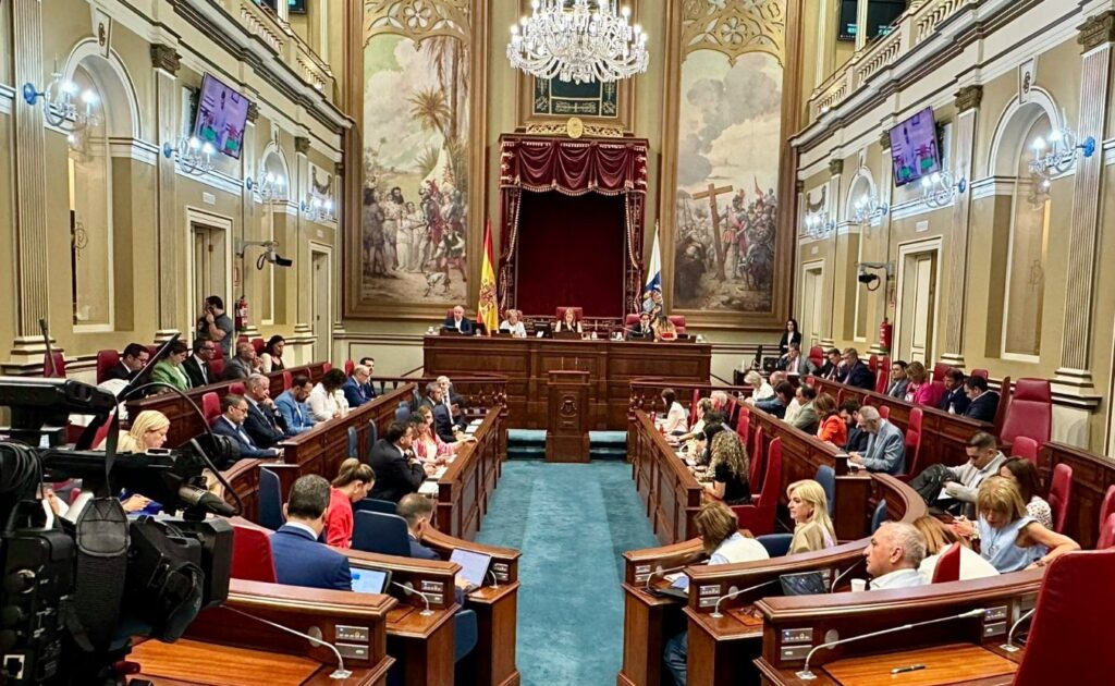 El PSOE acusa al Gobierno de opacidad en el reparto de ayudas por el volcán
Pleno Parlamento Canarias