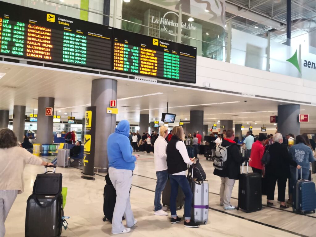 Los aeropuertos de Canarias se llenan de reencuentros por Navidad