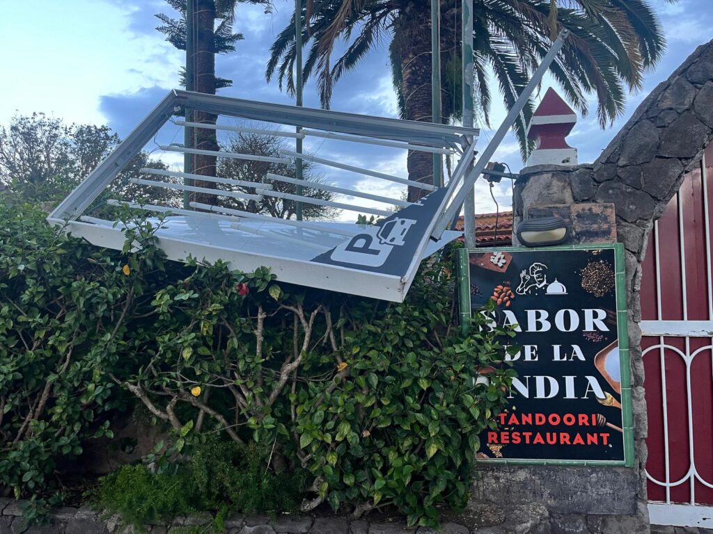 El viento remitirá y se espera calima. Destrozos en la cartelería de restaurantes en la zona de Guamasa (Tenerife) / Carolina Armas / La Radio Canaria