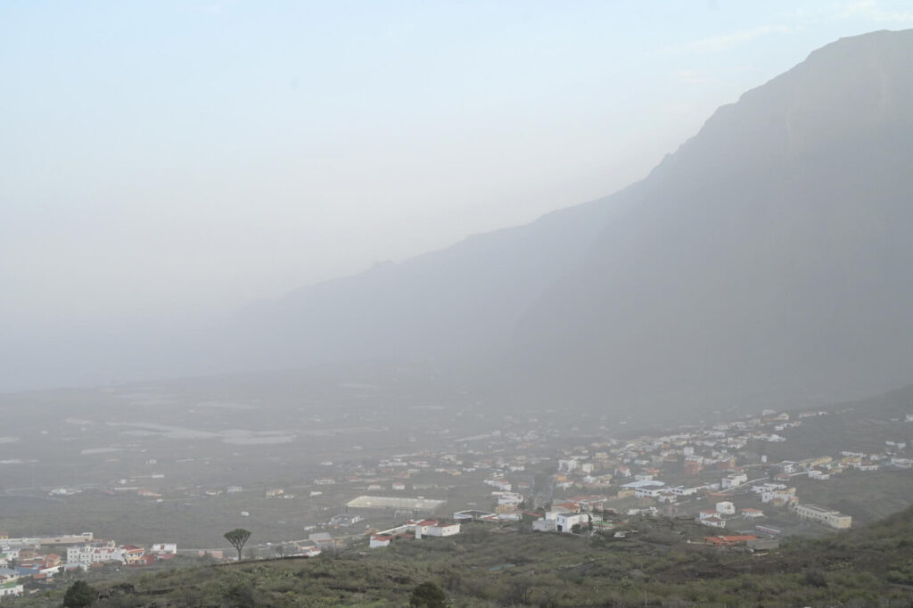 Un masa de aire cargada de polvo del Sahara envuelve Canarias