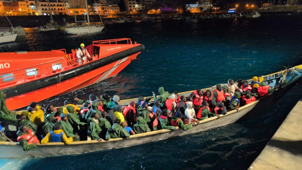 9.757 muertos en cayucos este 2024.(Archivo) Cayuco con 64 personas llegando al Puerto de La Restinga.