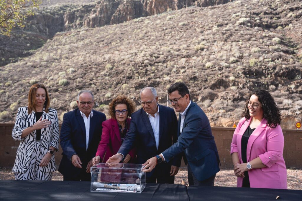 Empiezan las obras del acceso al Hospital Insular de La Gomera. Pablo Rodríguez, consejero de Obras Públicas, Vivienda y Movilidad, y Casimiro Curbelo, presidente del Cabildo de La Gomera, durante el acto de colocación de la primera piedra de las obras de la Avenida que da acceso al Hospital Insular de La Gomera/ Consejería de Obras Públicas, Vivienda y Movilidad del Gobierno de Canarias