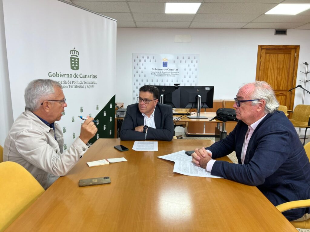 Seis fallecidos en las costas canarias este inicio de año. Reunión de Manuel Miranda con el presidente de la Asociación Canarias, 1.500 km de costa, y el director general de Emergencias, Fernando Figuereo/ Gobierno de Canarias.