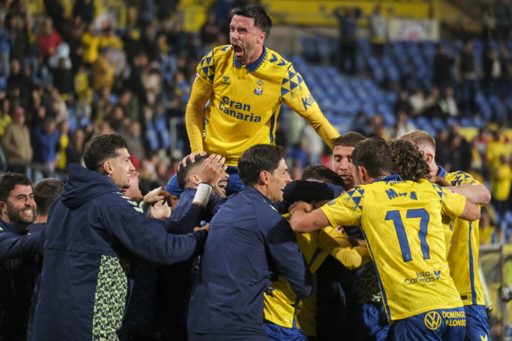 1-1| UD Las Palmas empata contra el Osasuna. LAS PALMAS DE GRAN CANARIA, 24/01/2025.- El centrocampista de Las Palmas Adnan Januzaj celebra con sus compañeros su gol, gol del empate ante Osasuna, durante el partido de LaLiga entre la UD Las Palmas y el Osasuna, este viernes en el estadio de Gran Canaria. EFE/ Angel Medina G.