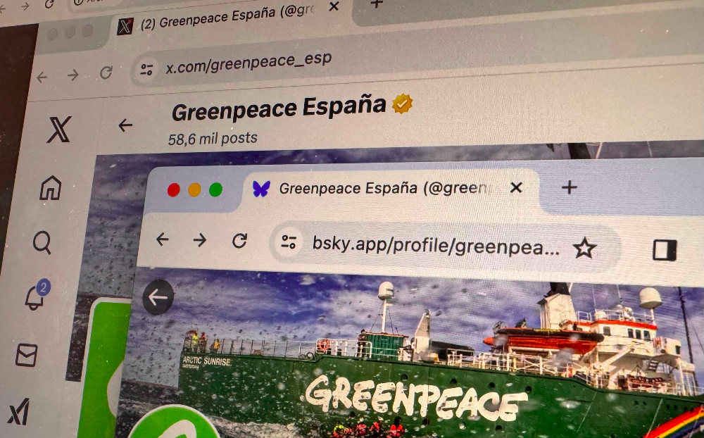 Una pantalla de ordenador muestra el perfil de Greenpeace en la plataforma Bluesky