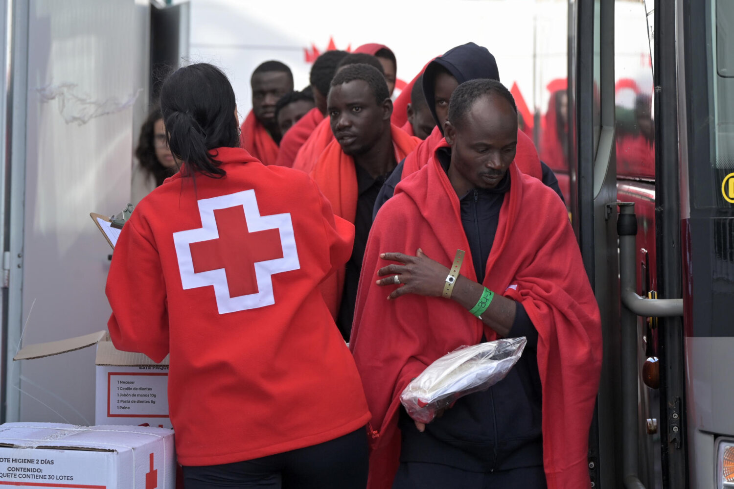 Fallece una de las 810 personas que han llegado a El Hierro, Tenerife y Gran Canaria a bordo de 10 cayucos