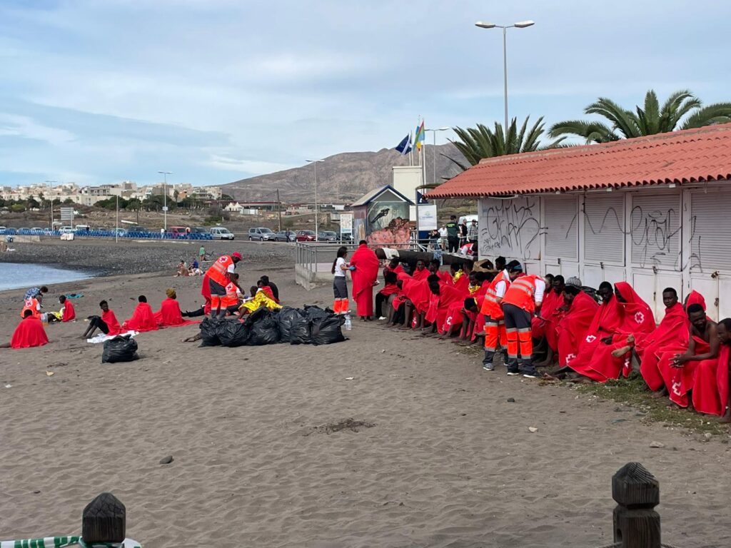 Llega un cayuco a Las Galletas, Tenerife, con dos ocupantes fallecidos a bordo