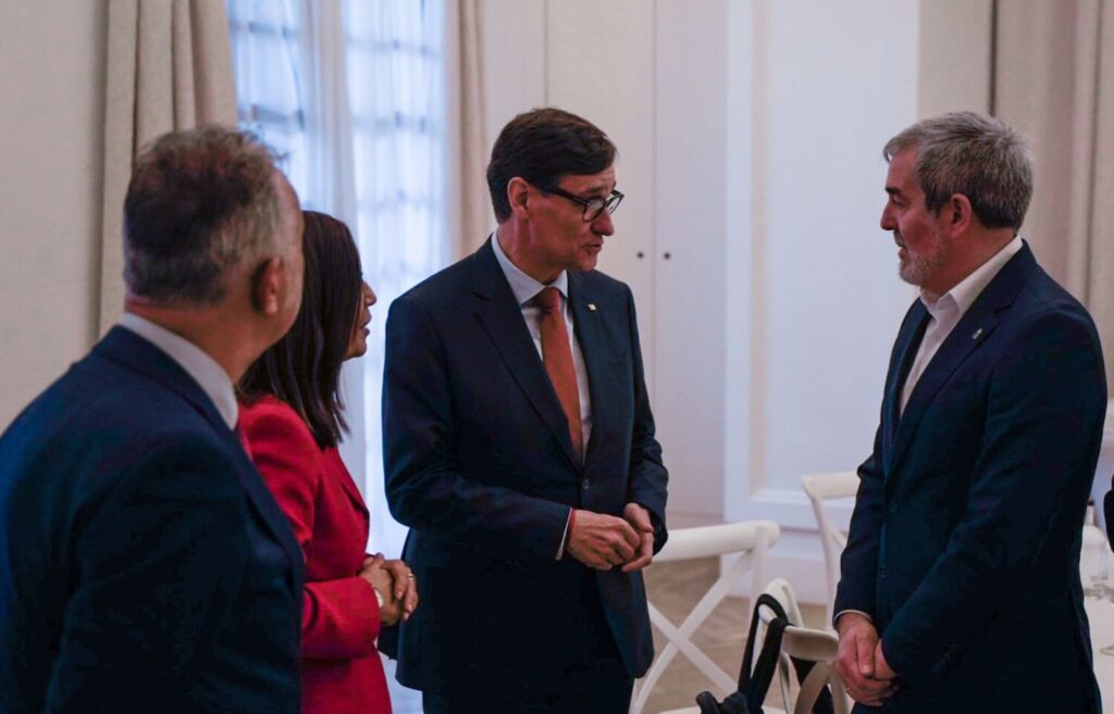 El presidente de Canarias, Fernando Clavijo, y el presidente de la Generalitat, Salvador Illa, se reúnen en Tenerife. Imagen Presidencia del Gobierno