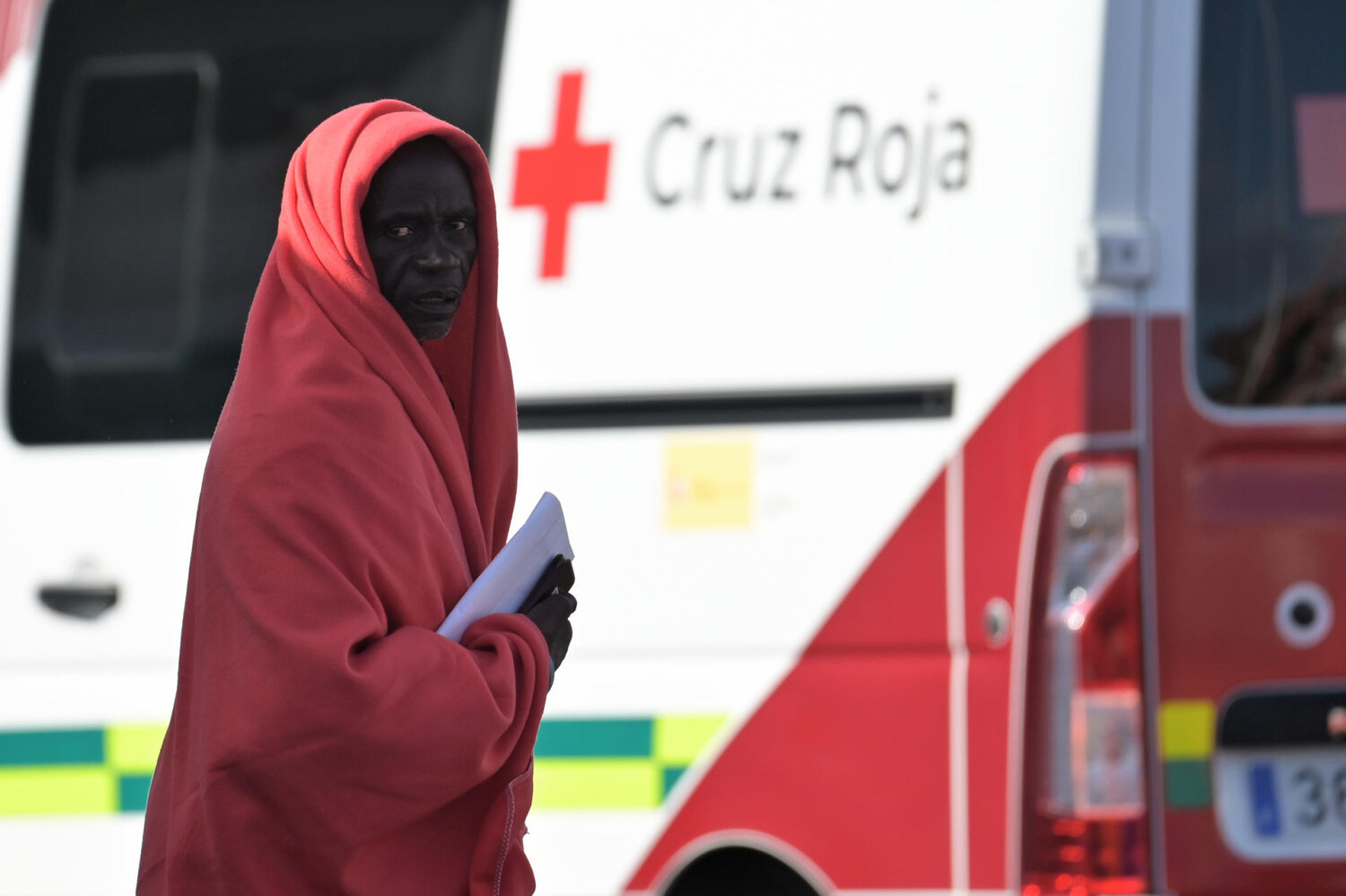 Llegan cuatro cayucos a El Hierro y Tenerife con 387 personas. Salvamento Marítimo ha trasladado al puerto de La Restinga, en El Hierro, a los 46 ocupantes de un cayuco localizado a 4,8 kilómetros al sur de la isla, mientras que se procede al rescate en el sur de Tenerife de otra embarcación con unas 60 personas a bordo. EFE/Gelmert Finol