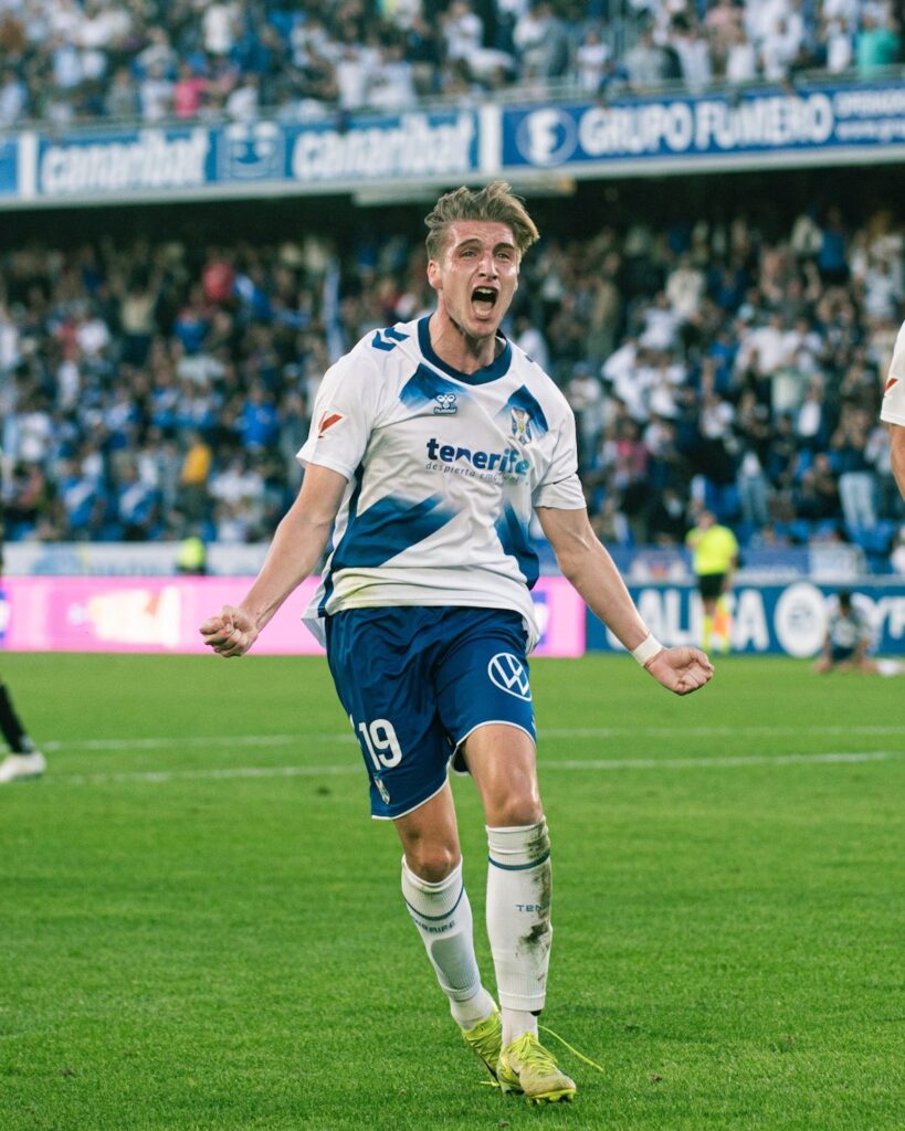 Alejandro Cantero celebra el primer gol del CD Tenerife frente al Castellón