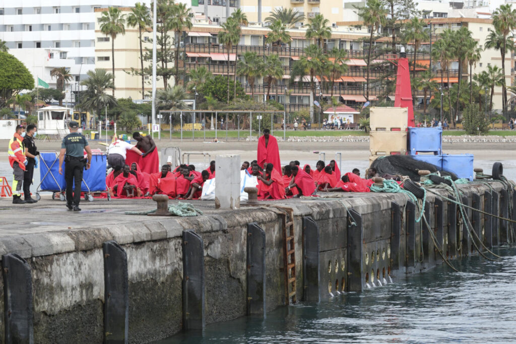 Llegan cuatro cayucos a El Hierro y Tenerife con 387 personas. Un grupo de personas migrantes, entre ellos varios menores, es atendido por la Cruz Roja este martes en el puerto de Los Cristianos, después de que fueran rescatados por Salvamento Marítimo cerca de la isla de Tenerife. EFE/Alberto Valdés