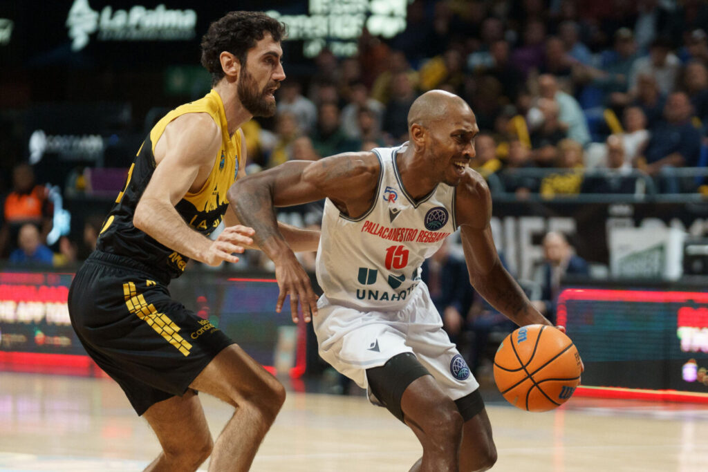 91-99 | La Laguna Tenerife empieza con buen pie ante el Pallacanestro Reggiana. El escolta del Pallacanestro Reggiana, Jamar Smith (d) ante el base del Laguna Tenerife, Lluís Costa (i) durante el partido de baloncesto de la Liga de Campeones que se celebra este martes en el pabellón Santiago Martín de La Laguna (Tenerife). EFE/Ramón de la Rocha