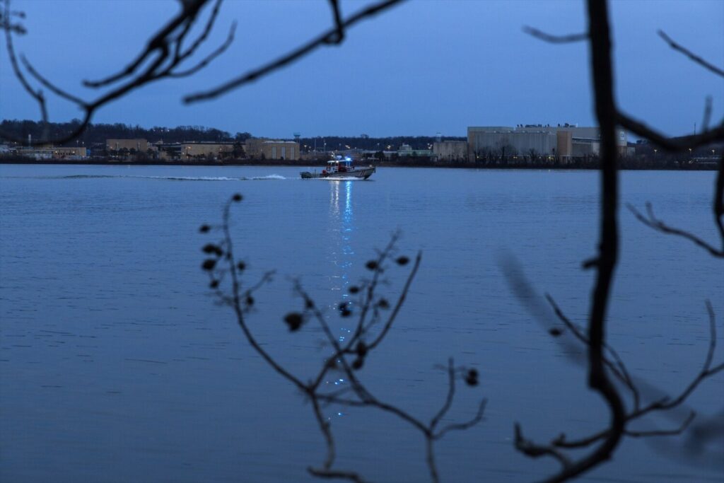 Los equipos de emergencia del Departamento de Bomberos de Alexandria y del Servicio de Emergencias Médicas de Washington D.C. buscan supervivientes a orillas del río Potomac, cerca de Mount Vernon Trail, en Alexandria, tras una colisión en pleno vuelo entre un avión de American Airlines y un helicóptero Black Hawk del Ejército