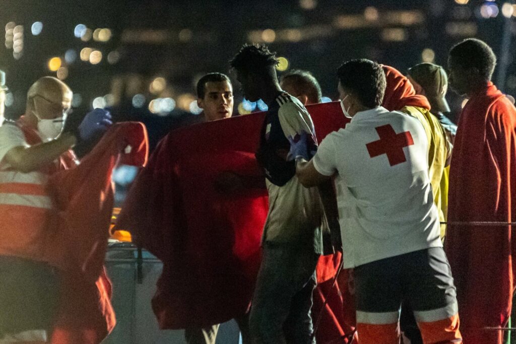 Imagen de archivo de trabajadores de la Cruz Roja recibiendo a las 140 personas de un cayuco, que han sido rescatadas por una embarcación de Salvamento Marítimo, en el muelle de Arguineguín, el pasado a 23 de julio de 2024, en Gran Canaria