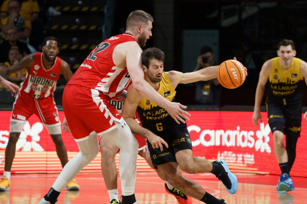 El base de La Laguna Tenerife Bruno Fitipaldo (d) y el alero del Basquet Girona Martinas Geben (i) durante el partido de la jornada 17 de la Liga Endesa que ambos equipos disputaron este sábado en el pabellón Santiago Martín de La Laguna