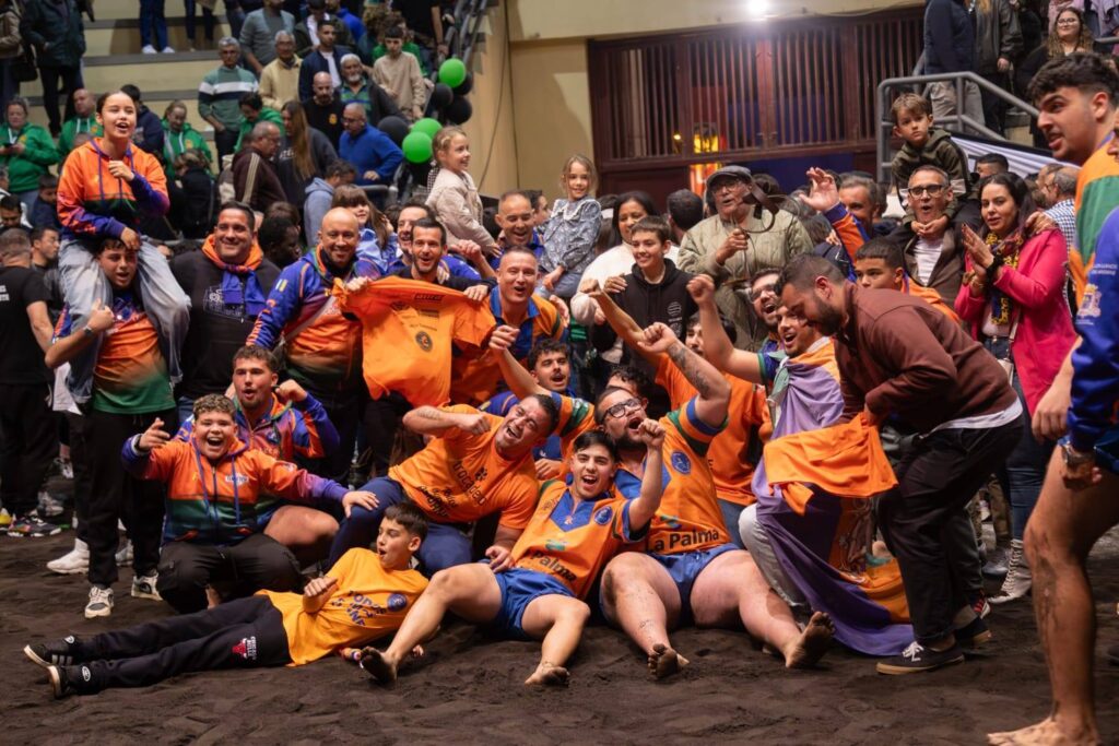 El CL Aridane celebra el título de campeón de la máxima categoría de lucha canaria en La Palma / Federación Insular de Lucha Canaria La Palma / José Carlos Martín 