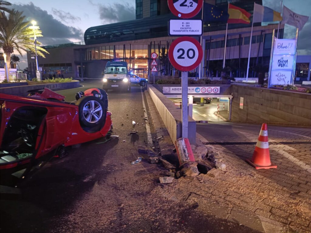 Un hombre resulta herido tras volcar su coche en Arrecife