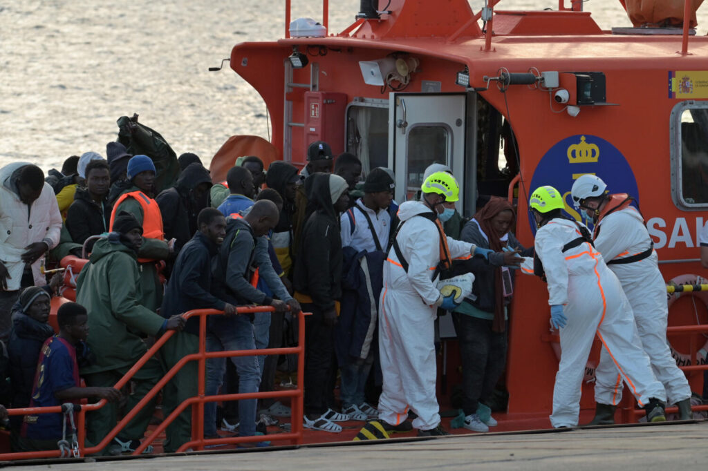 Rescatadas otros 59 inmigrantes de un cayuco en aguas de El Hierro