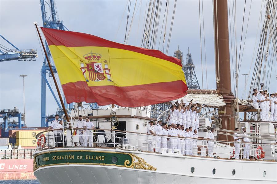 El buque Juan Sebastián Elcano ha hecho escala en el puerto de Las Palmas de Gran Canaria y en Santa Cruz de Tenerife / EFE