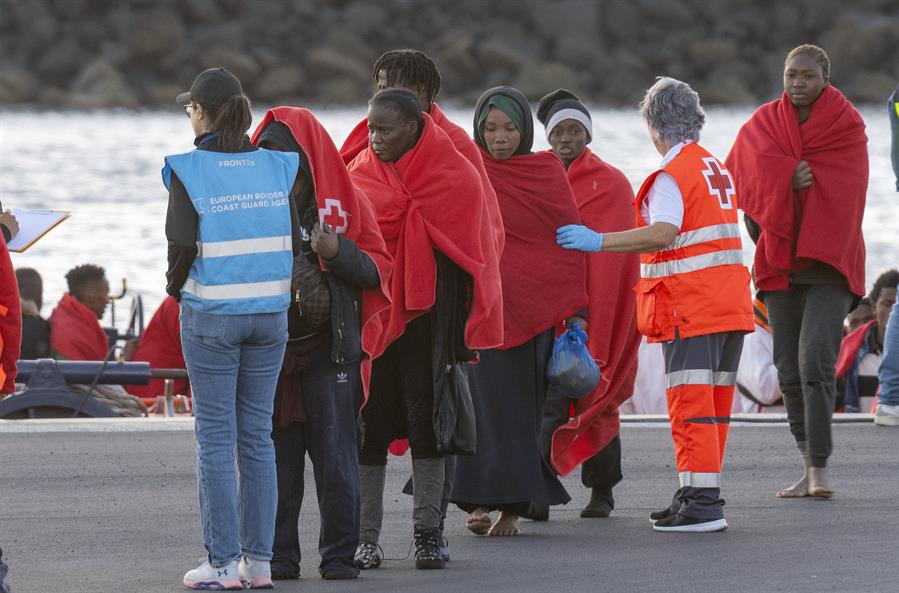 Una joven de 15 años llega con su bebé en una de las pateras rescatadas en Lanzarote