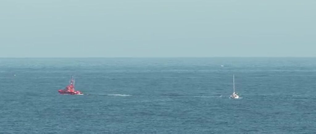 Un velero encalla por el mal tiempo en Arinaga, Gran Canaria