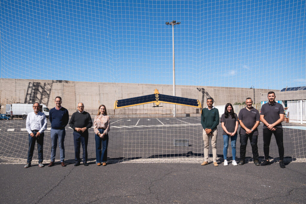 La Gomera se estrena como centro de prueba de drones solares. Autoridades regionales, insulares y locales, junto a profesionales de la empresa, durante el inicio de las pruebas piloto del dron solar en La Gomera/ Cabildo de La Gomera.