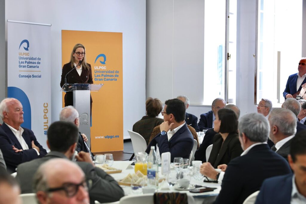 Clavijo destaca la conexión entre universidad, empresa y administración.  Ana B. Suárez Calvo, presidenta del Consejo Social de la ULPGC, durante su ponencia/ ULPGC.