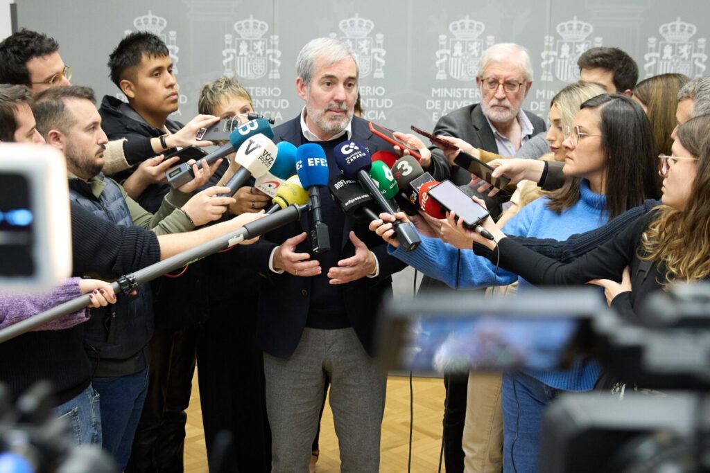 El presidente de Canarias, Fernando Clavijo, atiende a los medios de comunicación tras la reunión con la ministra