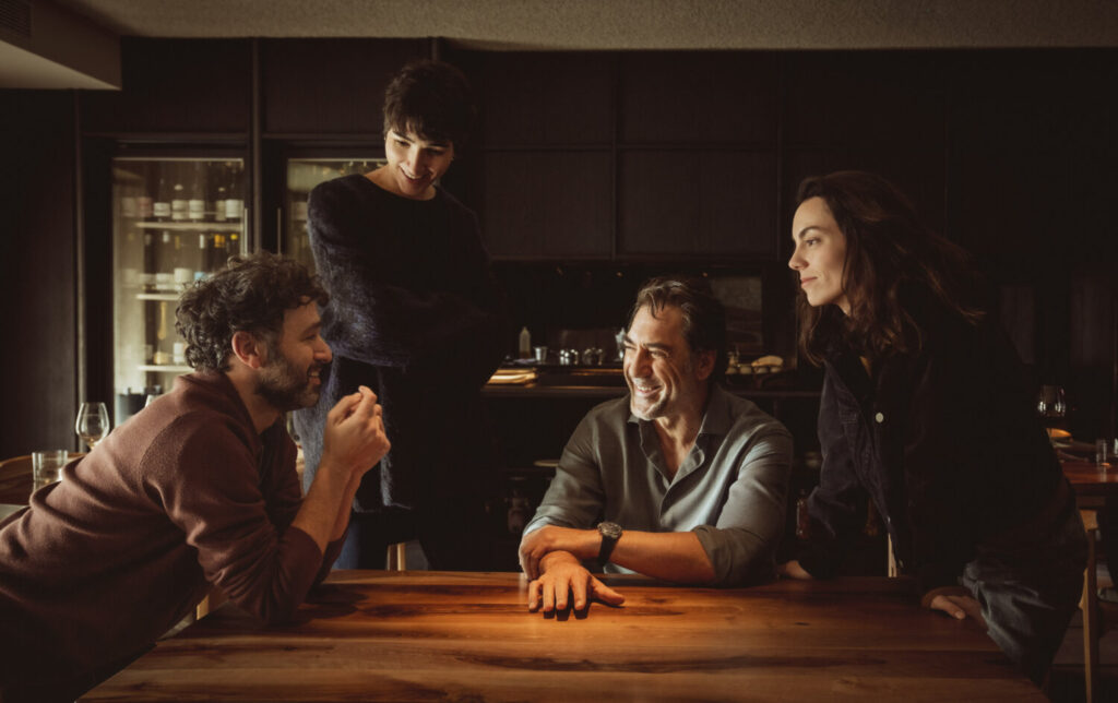 Se rueda 'El ser querido' de Sorogoyen en Fuerteventura. Rodrigo Sorogoyen junto a Isabel Peña, Javier Bardem y Vicky Luengo en el rodaje de 'El ser querido'/ Manolo Pavón.