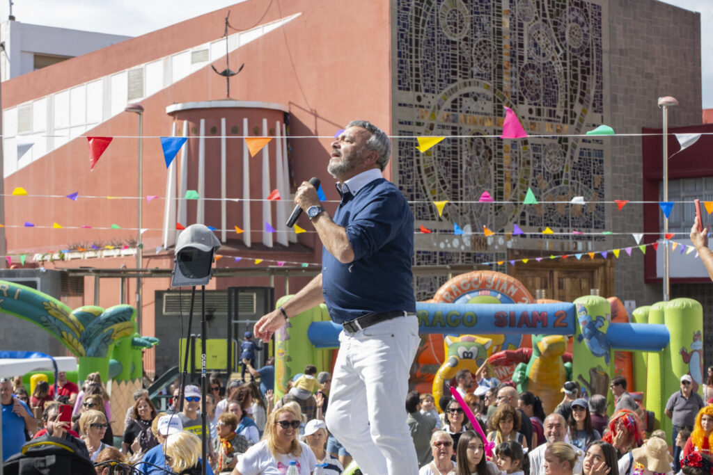 El Carnaval de Los Juegos Olímpicos llegará a cada rincón de la ciudad. El cantante Pepe Benavente durante su concierto en la Fiesta de la Peluca, celebrada en la Plaza del Pilar (Guanarteme) este pasado domingo 9 de febrero/ Ayuntamiento de Las Palmas de Gran Canaria