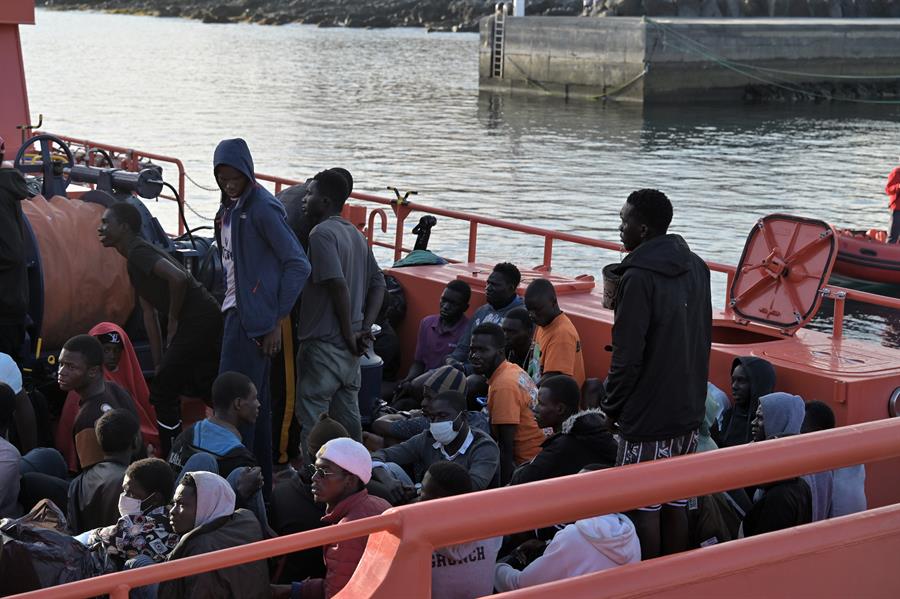 Uno de los últimos grupos de migrantes llegados a El Hierro. Imagen EFE