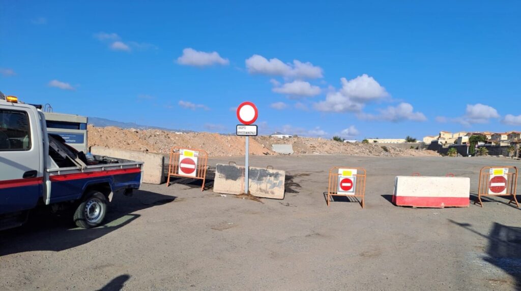 Telde desaloja los vehículos del asentamiento no autorizado de Hoya del Pozo. Señalética instalada en la entrada del asentamiento ilegal de Hoya del Pozo, que indica la prohibición de entrada y salida de vehículos/ Ayuntamiento de Telde