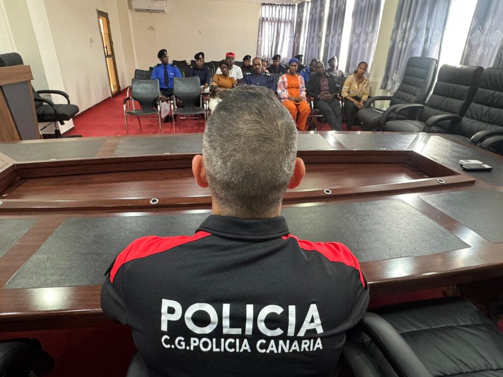 Un agente de la Policía Canaria forma a 20 agentes gambianos en el país africano. Imagen ONG StarUP