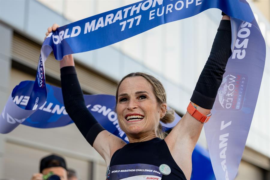 La atleta navarra Estefanía Unzu (en la imagen), más conocida como Verdeliss, ha dado un nuevo paso en su hazaña de correr siete maratones, en siete días consecutivos y en siete continentes. Imagen EFE 