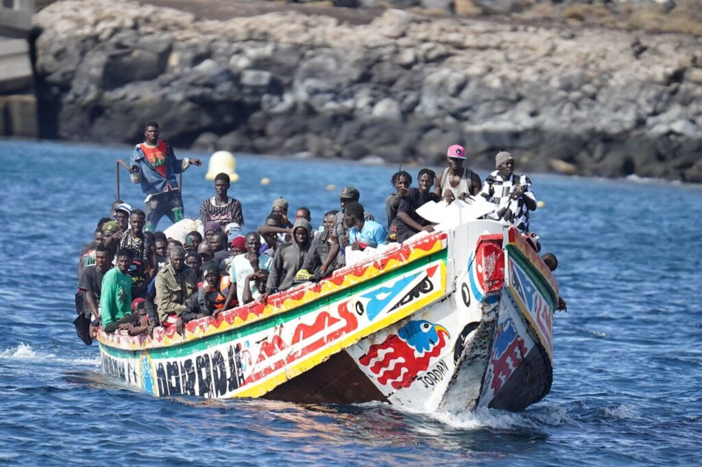 La primera de las embarcaciones se localizó en la tarde noche de este sábado por la Guardia Civil que dio el aviso a Salvamento Marítimo