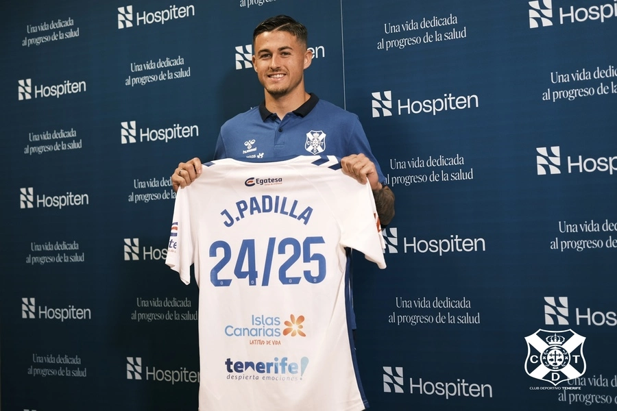 Jorge Padilla con la camiseta del CD Tenerife en su presentación oficial / CD Tenerife 