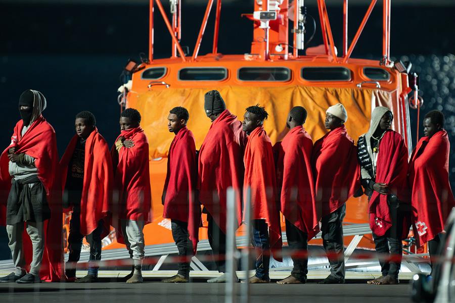 Más de 280 migrantes rescatados en las últimas horas. Imagen: Grupo de migrantes llegados de madrugada a Lanzarote. EFE