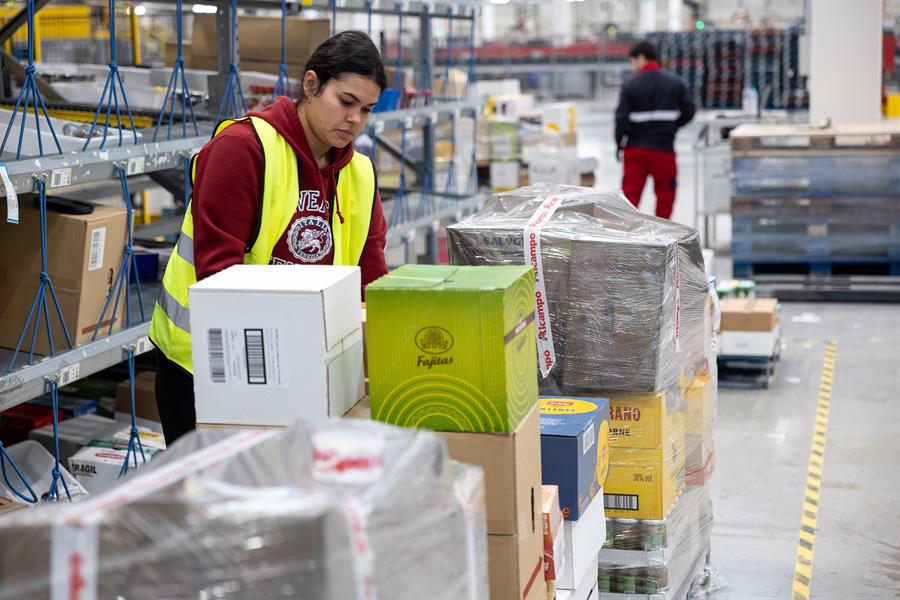 Empleados de una empresa logística. Los ministerios de Trabajo y Seguridad Social presentan este martes los datos de paro registrado y afiliación a la Seguridad Social relativos al mes de enero. EFE/Ismael Herrero